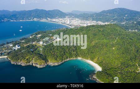 Ansicht von oben, beeindruckende Luftaufnahme von Patong City Skyline in der Entfernung und der schönen Freiheit Strand gebadet durch ein Türkis und klaren Meer. Stockfoto