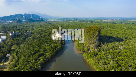 Ansicht von oben, beeindruckende Luftaufnahme von Khao Khanap Nam in der Stadt Krabi, Thailand. Stockfoto