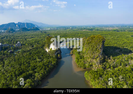 Ansicht von oben, beeindruckende Luftaufnahme von Khao Khanap Nam in der Stadt Krabi, Thailand. Stockfoto