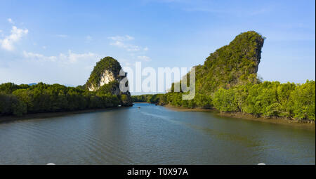 Ansicht von oben, beeindruckende Luftaufnahme von Khao Khanap Nam in der Stadt Krabi, Thailand. Stockfoto