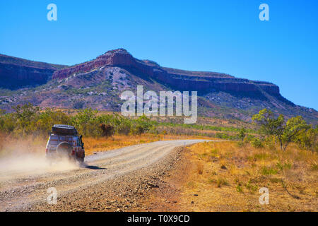 Kimberley, Australien - Juli 2016: 4WD reisen die Gibb River Road, mit der Cockburn Range im Hintergrund. Stockfoto