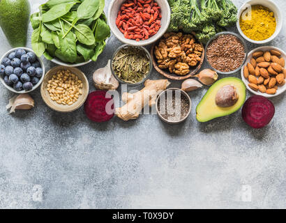 Gesunde, saubere Lebensmittel - Gemüse, Früchte, Nüsse, superfoods auf grauem Hintergrund. Gesunde Ernährung Konzept. Stockfoto