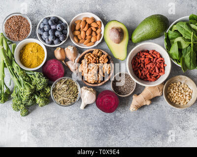 Gesunde, saubere Lebensmittel - Gemüse, Früchte, Nüsse, superfoods auf grauem Hintergrund. Gesunde Ernährung Konzept. Stockfoto