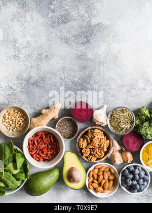 Gesunde, saubere Lebensmittel - Gemüse, Früchte, Nüsse, superfoods auf grauem Hintergrund. Gesunde Ernährung Konzept. Stockfoto