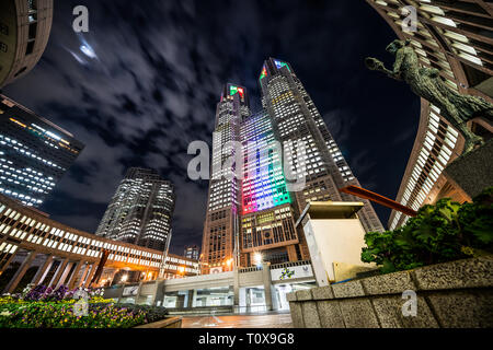 TOKYO, Japan - 29 November 2017: Die Suche nach Nacht Blick auf Tokyo Metropolitan Government Gebäude mit Tokyo 2020 Olympische Spiele Logo am 29. November 2017 in Tokio Stockfoto