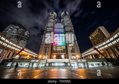 TOKYO, Japan - 29 November 2017: Die Suche nach Nacht Blick auf Tokyo Metropolitan Government Gebäude mit Tokyo 2020 Olympische Spiele Logo am 29. November 2017 in Tokio Stockfoto