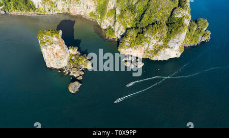 Ansicht von oben, beeindruckende Luftaufnahme der Ao Nang Tower, einem der berühmtesten Felsen Krabi Bildung. Ao Nang, Krabi, Thailand. Stockfoto