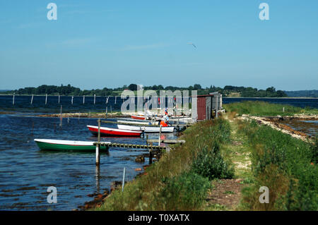 Kleines Fischerdorf mit Booten, und alle Arten von Fanggerät an einem Sommertag. Stockfoto