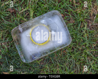 Retro gelb Wecker in einem eisblock Bild mit Kopie Raum gefroren Stockfoto