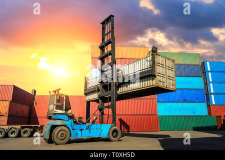 Gabelstapler Container Be- und Entladen von Fracht in die import-export Zone Stockfoto