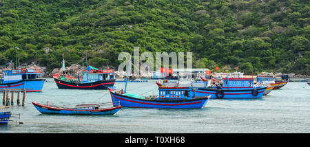 Fischerboote am Meer in Nha Trang, Vietnam. Nha Trang ist eine Küstenstadt auf der South Central Coast von Vietnam. Stockfoto