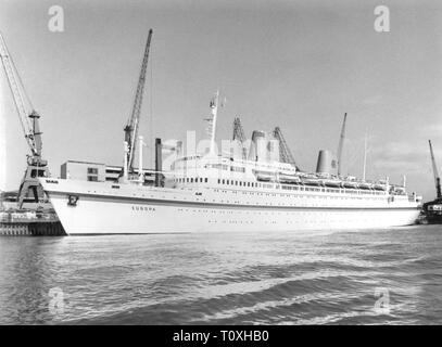 Transport/Verkehr, Navigation, Dampfer, Fahrgastschiff "Europa" des Norddeutschen Lloyd, gebaut von De Schelde, Vlissingen, in Kommission 1953 - 1984, Aussicht, am Hafen, circa 1970, 1953 - 1965 Kungsholm, 1981 - 1984 Columus C, Steamer, Dampfgarer, Kreuzer, Kreuzer, Luxusliner, 1960er Jahre, 20. Jahrhundert, 1970er Jahre, Transport, Transport, Dampfschiff, Dampfer, Passagierschiff, Fahrgastschiffe, Aussicht, Ausblick, Hafen, Hafen, Häfen, Häfen, Hafen, Häfen, historischen, geschichtlichen, Additional-Rights - Clearance-Info - Not-Available Stockfoto