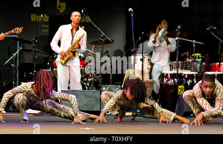 PERUGIA, ITALIEN - 12. JULI 2010 - Projecto Axé (Musik, Tanz und Capoeira) aus Brasilien auf der Bühne des Umbria Jazz Festival - Juli 12, 2010 in Perugia, Ita Stockfoto