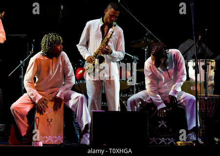 PERUGIA, ITALIEN - 12. JULI 2010 - Projecto Axé (Musik, Tanz und Capoeira) aus Brasilien auf der Bühne des Umbria Jazz Festival - Juli 12, 2010 in Perugia, Ita Stockfoto