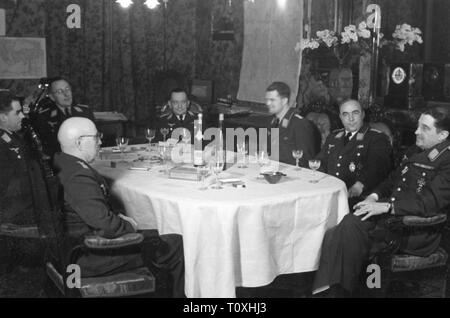 Zweiter Weltkrieg/WWII, Kommunikation Zone, Offiziere der deutschen Luftwaffe (US Air Force) an einer Geburtstagsparty, ca. 1941 Additional-Rights - Clearance-Info - Not-Available Stockfoto