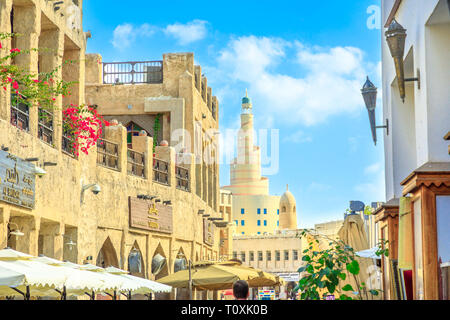 Doha, Katar - Februar 20, 2019: Details von Fanar Islamischen Kulturzentrum mit Spirale Moschee von der Main Street in Souq Waqif alten traditionellen Markt wit Stockfoto