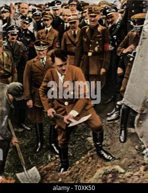 Nationalsozialismus / Nationalsozialismus, Architektur, Bau, Abschnitt Frankfurt-am-Main Darmstadt, Beginn der Bauarbeiten, erster Schnitt mit einem Spaten durch Reichskanzler Adolf Hitler, Frankfurt am Main, 23.9.1933, Farbfoto, Zigarette Karte, Serie 'Die Nachkriegszeit', 1935, Autobahn, Hessen, Autobahn, Autobahn, Autobahnen, Autobahn, Bauarbeiten, Reichsautobahn 22, A5, A5, Straßenbau, Straßenbau, Spaten, Propaganda, Politik, Politik, Masse, Massen, Massen von Menschen, Nazi, Nazis, NSDAP, Deutschland, Deutsches Reich, Additional-Rights - Clearance-Info - Not-Available Stockfoto