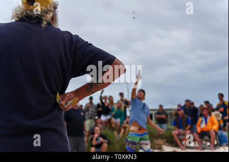 ANZAC Day 2013 auf West Wallabi Insel und das traditionelle Spiel der 'Zwei'. Die Houtman Abrolhos Inseln liegen 60 Kilometer vor der Küste von Geraldton Stockfoto