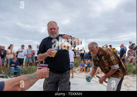 ANZAC Day 2013 auf West Wallabi Insel und das traditionelle Spiel der 'Zwei'. Die Houtman Abrolhos Inseln liegen 60 Kilometer vor der Küste von Geraldton Stockfoto
