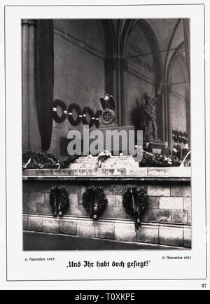 Nationalsozialismus / Nationalsozialismus, Propaganda, Gedenktafel für die Opfer der Beer Hall Putsch, 9.11.1923, Feldherrnhalle (Field Marshals" Halle zu gedenken), München, 1934, 'March auf die Feldherrnhalle (Field Marshals" Halle)', November, Kranz, Kranz, Kränze, chaplets, NS, Nationalsozialismus, Nationalsozialismus, Bayern, Deutschland, Deutsches Reich, Drittes Reich, 20. Jahrhundert, 1930er Jahre, Gedenktafel, Gedenktafel, Erinnerungstafeln, Speicher, Speicher, memoria, Opfer, Opfer, Ansicht, Ansichten, historischen, geschichtlichen, Additional-Rights - Clearance-Info - Not-Available Stockfoto