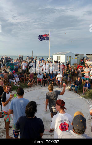 ANZAC Day 2013 auf West Wallabi Insel und das traditionelle Spiel der 'Zwei'. Die Houtman Abrolhos Inseln liegen 60 Kilometer vor der Küste von Geraldton Stockfoto