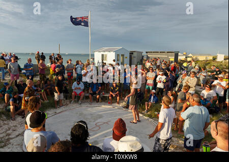 ANZAC Day 2013 auf West Wallabi Insel und das traditionelle Spiel der 'Zwei'. Die Houtman Abrolhos Inseln liegen 60 Kilometer vor der Küste von Geraldton Stockfoto