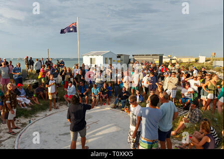 ANZAC Day 2013 auf West Wallabi Insel und das traditionelle Spiel der 'Zwei'. Die Houtman Abrolhos Inseln liegen 60 Kilometer vor der Küste von Geraldton Stockfoto