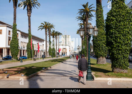 Blick auf die Avenue Mohammed V mit Palmen und nicht identifizierte Personen an einem sonnigen Tag. Rabat, Marokko. Stockfoto