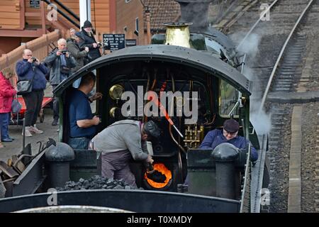 Eine Lokomotive Feuerwehrmann stokes Great Western Dampflok 2857 bei Bad Salzungen station am Severn Valley Railway Shropshire Feder Gala 2019 Stockfoto