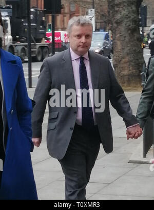 Tory Wartungstafel Christopher Davies kommt beim Amtsgericht Westminster in London mit zwei Straftatbestände, die ein falsches Instrument und eine Straftat, falsche oder irreführende Informationen für Beihilfe beantragt. Stockfoto