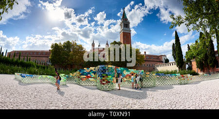 Ansicht des 16. Jahrhunderts Turm neben der Kirche San Giorgio Maggiore mit dem Qwalala kunst Installation durch amerikanische Künstlerin Pae White im Vordergrund Stockfoto