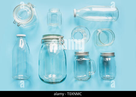 Eingestellt von Gläsern auf blauem Hintergrund für zero waste Storage und Shopping. Blick von oben. Stockfoto