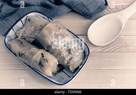 Gefüllte Kohlrouladen gefüllt mit Fleisch und Reis mit Gemüse auf kohlblätter auf einem alten Holztisch. Stockfoto