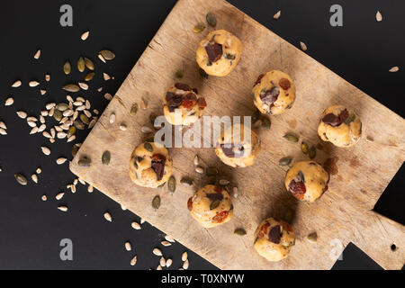 Gesunde Ernährung Konzept hausgemachte Rohteig der Trail Mix Bio Vollkorn Energie Cookies auf Holzbrett mit Kopie Raum Stockfoto