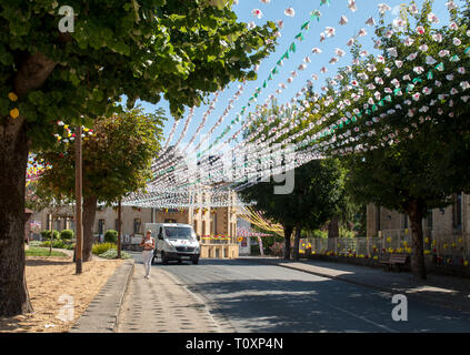 Saint Cyprien, Frankreich - 4 September, 2018: Bunte Straße Dekorationen im Sommer Felibree in Saint Cyprien, Frankreich. Eine felibree ist eine Tradition Stockfoto