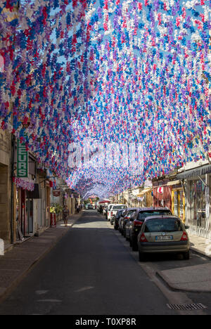 Saint Cyprien, Frankreich - 4 September, 2018: Bunte Straße Dekorationen im Sommer Felibree in Saint Cyprien, Frankreich. Eine felibree ist eine Tradition Stockfoto