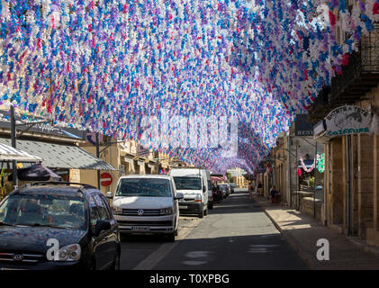 Saint Cyprien, Frankreich - 4 September, 2018: Bunte Straße Dekorationen im Sommer Felibree in Saint Cyprien, Frankreich. Eine felibree ist eine Tradition Stockfoto