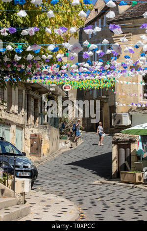 Saint Cyprien, Frankreich - 4 September, 2018: Bunte Straße Dekorationen im Sommer Felibree in Saint Cyprien, Frankreich. Eine felibree ist eine Tradition Stockfoto