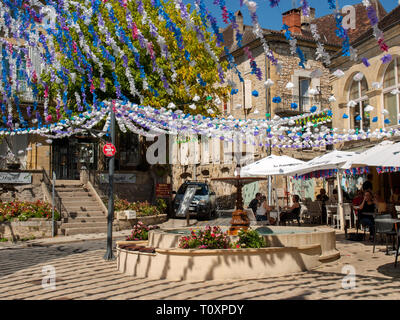 Saint Cyprien, Frankreich - 4 September, 2018: Bunte Straße Dekorationen im Sommer Felibree in Saint Cyprien, Frankreich. Eine felibree ist eine Tradition Stockfoto