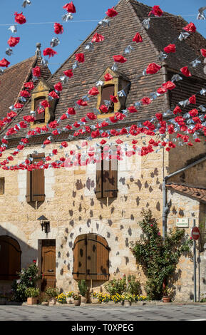 Saint Cyprien, Frankreich - 4 September, 2018: Bunte Straße Dekorationen im Sommer Felibree in Saint Cyprien, Frankreich. Eine felibree ist eine Tradition Stockfoto