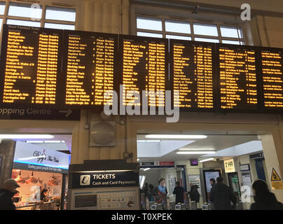 Abfahrt Bildschirme bei Wimbledon Bahnhof in London als freilaufkupplung Engineering arbeiten in London Waterloo, verkehrsreichsten Bahnhof der UK, hat Major rush hour Störungen verursacht. Stockfoto