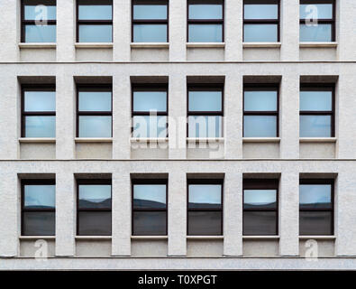 Close-up und das Muster von Windows mit blauem Glas, auf der Fassade eines modernen Gebäude aus Stein, Textur Stockfoto