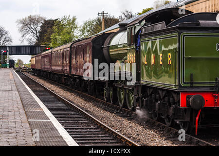 Dampfzug auf der Plattform in Cromer, Devon, England, UK mit Dampf weht aus dem Motor Stockfoto