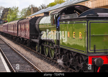 Dampfzug auf der Plattform in Cromer, Devon, England, UK mit Dampf weht aus dem Motor Stockfoto