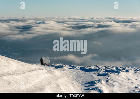 Einsame Hütte hoch in den Bergen in eine verschneite Winterlandschaft, Berg Kopaonik, Serbien Stockfoto