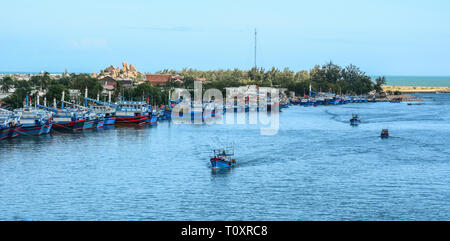 Fischerboote am Meer in Nha Trang, Vietnam. Nha Trang ist eine Küstenstadt auf der South Central Coast von Vietnam. Stockfoto