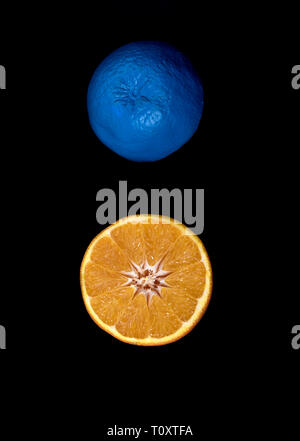 Scheiben von Blau und Orange frischem Zitrus orange Frucht auf schwarzem Hintergrund. Noch immer leben crative Foto Stockfoto