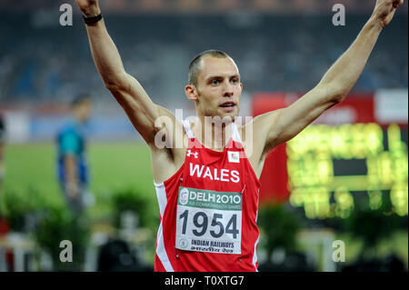 DELHI, INDIEN - 10. Oktober: Wales Dai Greene (Gold) auf der großen Leinwand nach dem Gewinn der Men's Commonwealth Games 400 m Hürden bei den XIX Commonwealth Stockfoto