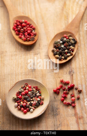 Sammlung von aromatischen Kräuter Gewürze und Holzlöffel, auf einer hölzernen Oberfläche. Stockfoto