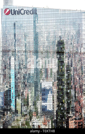 Italien, Lombardei, Mailand, Bosco Verticale spiegelt sich auf der Unicredit Tower skyscraper Stockfoto